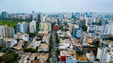 Lima 'nın engin San Isidro bölgesi bulutlu bir günde İHA tarafından görüldü..