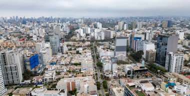 Limas kıyı şehri üzerinde puslu öğleden sonra ışığı.