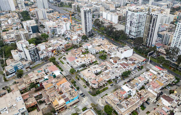 Вид с воздуха на Лимас смесь современной жизни и классических домов.