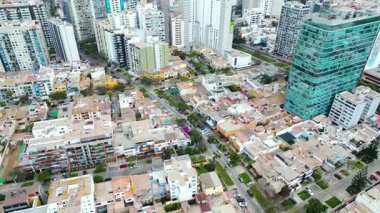 Lima, Peru 'daki Magdalena del Mar kıyı bölgesinde insansız hava aracı uçuşu..