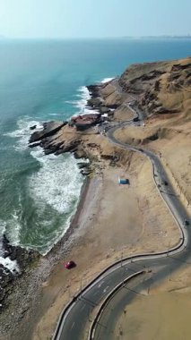 Peru 'nun Chorrillos plaj bölgesindeki Pasifik Okyanusu manzaralı çöl kıyı otoyolu bir insansız hava aracı tarafından dikey olarak ele geçirildi..