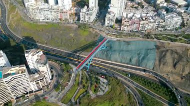Puente de la Paz 'ın Miraflores, Peru' daki İHA videosu..
