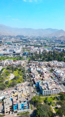 Lima, Peru 'da güneşli bir öğleden sonra La Molina bölgesinin geniş hava manzarası.
