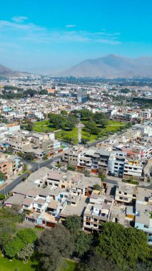 Geniş kentsel bölgeleri olan La Molina 'nın güneşli hava manzarası.