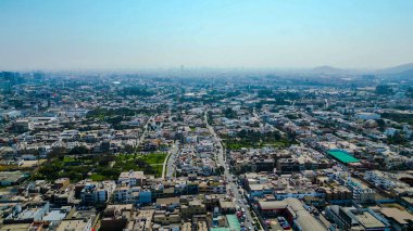 La Molina bölgesinin insansız hava aracı perspektifi yeşillik ve kentsel gelişimi gösteriyor.