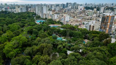 Lince bölgesinin ve Lima 'daki yeşilliğin yüksek açılı hava fotoğrafı..