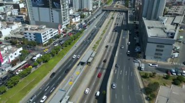 Lima, Peru 'daki Via Expresa' daki Metropolitano otobüs durağı - 4K 60fps kentsel taşıma sahnesi.