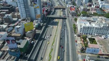 4k 60fps İHA panoramik görüntüsü Lima, Güney Amerika metropol bölgesi ılık yaz sabahı ışığı altında.