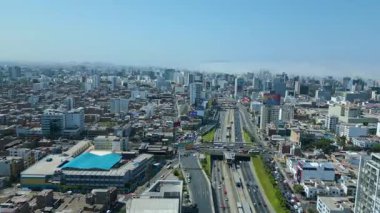 Peru 'nun uçsuz bucaksız şehri Lima' nın hava manzarası 4K 60fps 'lik açık ve güzel bir sabahta.