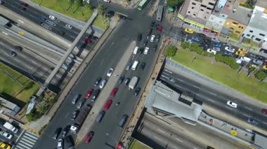 Güney Amerika 'nın modern kentsel ortamında şehir trafiği aşırı yükleme ve ulaşım sorunları.