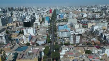Peru 'da yoğun trafik sıkışıklığı olan Lima şehrinin 4K 60fps görüntüsü.