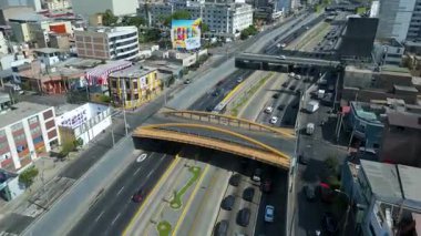 Lima, Peru 'daki Via Expresa üzerinde araç köprüsü..
