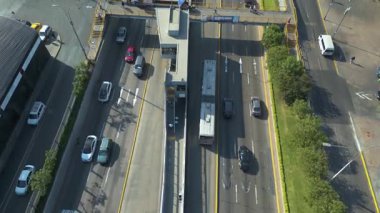 Limas Expresa Metropolitano otobüs durağındaki hareketli araç 4K 60fps 'de yakalandı.