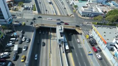 4K 60fps, Limas Via Expresa 'daki Metropolitano otobüs durağındaki yoğun trafiğin hava görüntüleri..