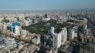 Lima 'daki Park' ın panoramik hava görüntüsü ve Ulusal Stadyum, Peru 4K 60fps İHA görüntüsü.