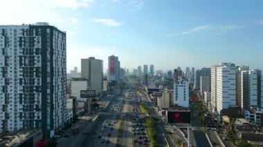 Lima 'nın sinematik hava manzarası, gündüz vakti Via Expresa otoyolunun uzunluğunu vurguluyor..