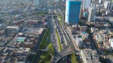 Limas metropoliten siluetinin ve açık gökyüzünün altındaki Expresa koridorunun geniş hava görüntüleri..