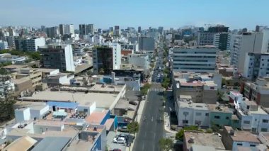 Lima, Peru 'daki güneşli Miraflores caddelerinde hava aracı uçuşu. 4K 60fps 'de huzurlu bir kıyı bölgesi.