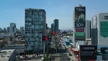 Peru 'nun modern ve geniş kenti Lima' daki Republica de Panama Bulvarı - 4K 60fps 'de hava aracı görüntüsü.