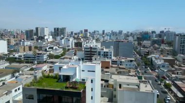 Lima, Peru 'daki Miraflores semtindeki yerleşim alanının hava manzarasında çatı bahçesi olan modern bir apartman dairesi yer alıyor..
