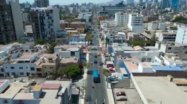 Miraflores, Lima, Peru 'nun güneşli ve barışçıl turistik caddelerinde 4K 60fps uzaktan kumandalı hava aracı görüntüleri..