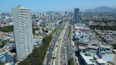 Lima, Peru 'nun havadan görünüşü, 4K 60fps' in açık ve güzel bir sabahında uzun Via Expresa otoyolunu gösteriyor..
