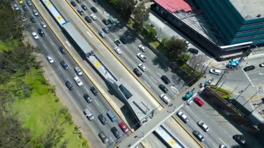 Metropolitano istasyonu üzerinden Lima şehrinin ufuk çizgisi, Peru 4K 60fps insansız hava aracı görüntüleriyle Expresa üzerinden yapılan uçuş..