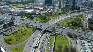 Javier Prado köprüsünün Lima, Peru 4k 60fps 'teki Expresa' dan geçişini gösteren hava aracı görüntüsü..