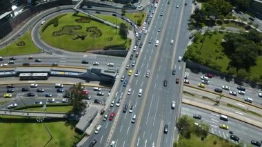 Javier Prado ve Via Expresa kavşağının Lima, Peru 4K 'daki yukarıdan aşağı insansız hava aracı görüntüsü..