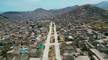 4K 'da Villa Maria del Triunfo' nun yamaçlarındaki güney Lima insansız hava aracı panoramasını gösteriyor..
