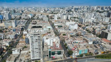 Güneşli Miraflores bölgesinin sinematik hava manzarası, Lima, Peru 'da lüks bir sahil bölgesi..
