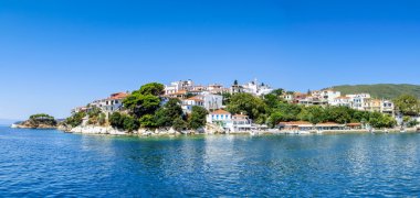 Güzel limanda Skiathos, Sporades, Yunanistan
