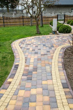 Evin önünde renkli kaldırım taşları