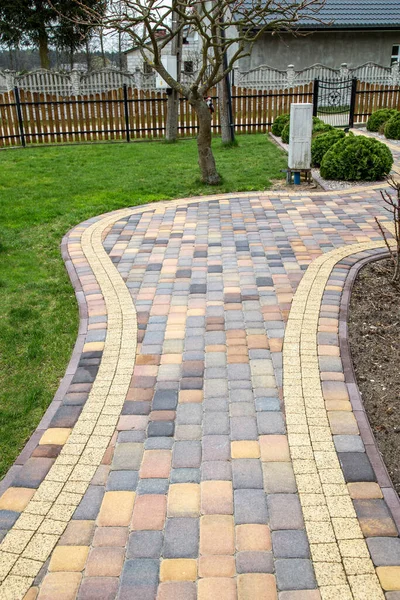 Evin önünde renkli kaldırım taşları