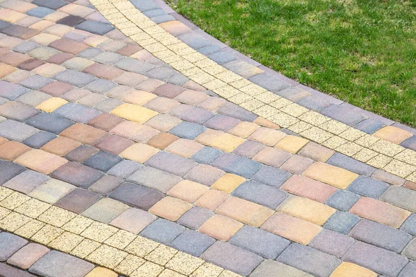 Ön tarafta asfalt döşeme