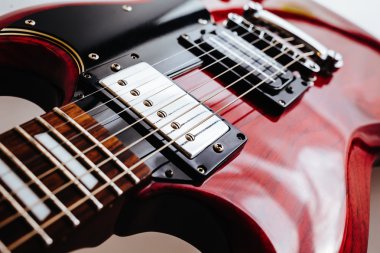 Elektro gitar deste
