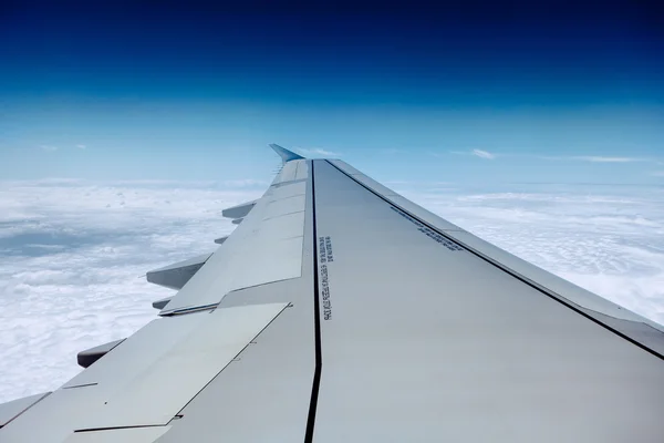 照明器具から飛行機の翼 — ストック写真