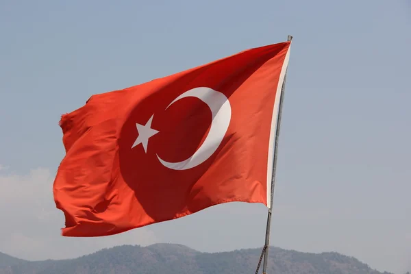 Rüzgarda sallayarak kırmızı Türk bayrağı