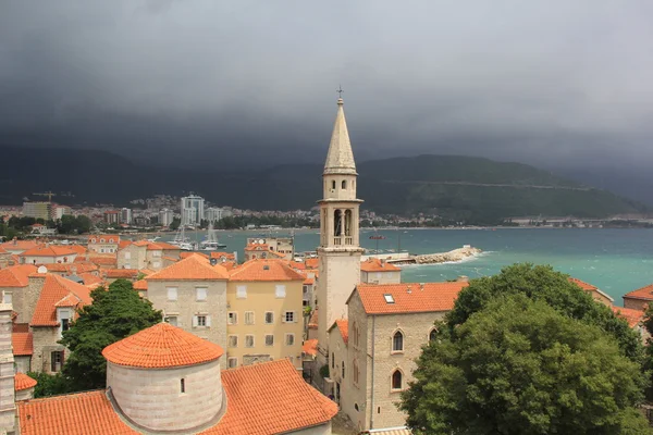 Bir fırtına sırasında Budva eski şehirden görüntülemek