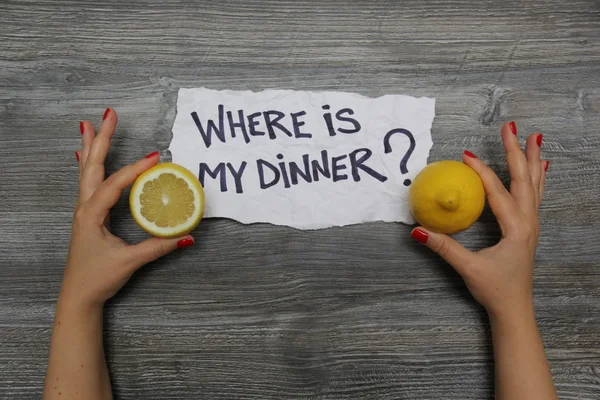 Yemeğim nerede? Sol ve sağ elinde bütün limon yarım limon
