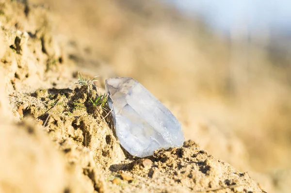 Stor klar ren transparent stor kunglig kristall av kvarts chalcedony diamant lysande på naturen suddig bokeh bakgrund närbild — Stockfoto