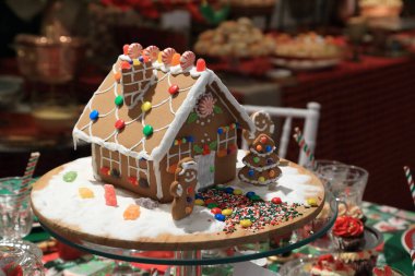 Renkli ve eğlenceli Noel masalarının parlak ve canlı dekorasyonu