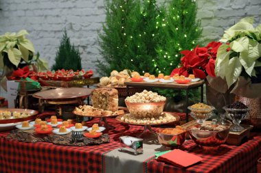 Renkli ve eğlenceli Noel masalarının parlak ve canlı dekorasyonu