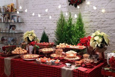 Renkli ve eğlenceli Noel masalarının parlak ve canlı dekorasyonu