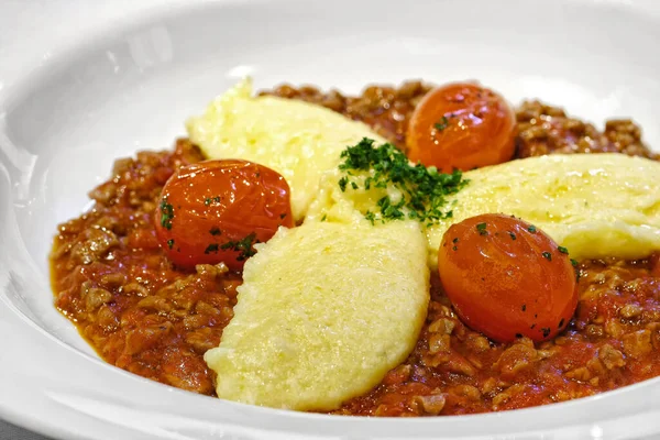 Şehriyeli lezzetli yemek manzarasını kapat.