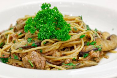 Shimeji soslu fileto ile buğday spagettisi.