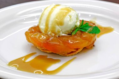 Vanilyalı dondurma ve karamel soslu erik turtası.