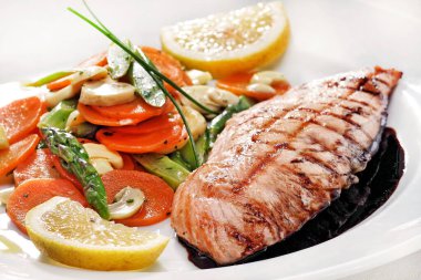 Kızarmış ton balığı, haşlanmış sebze ve limon.