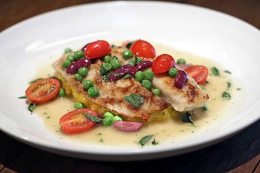 Bezelyeli ızgara balık ve limon soslu vişneli domates.