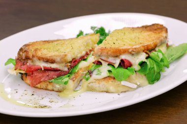 Peynirli, salatalı ve domatesli pastırmalı sandviç